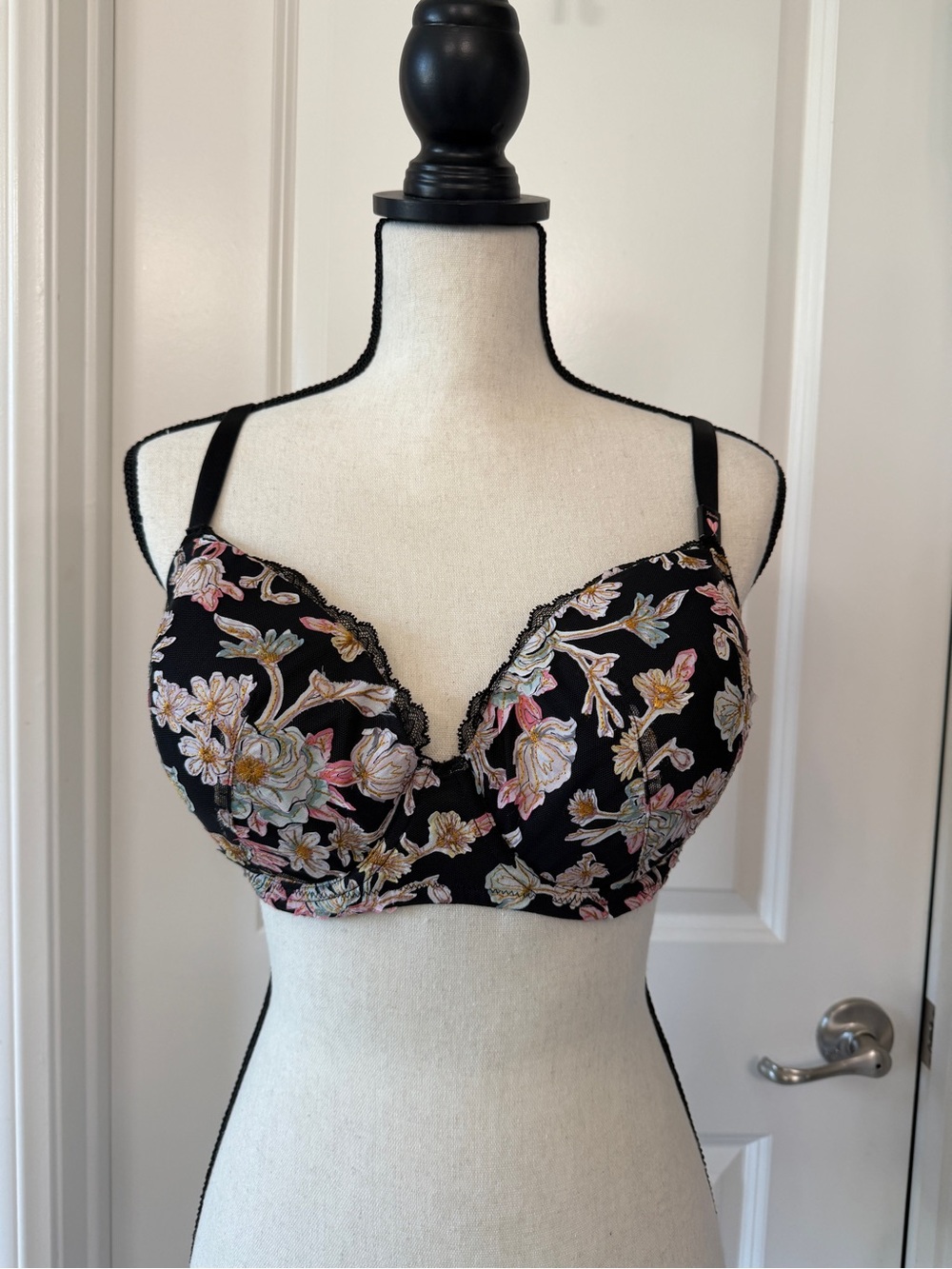 Victoria's Secret Black Floral Lace-Trim Bra - Size 34DDD